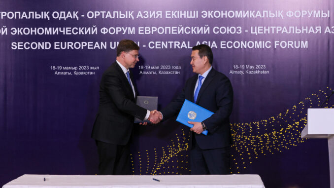 El vicepresidente ejecutivo de la Comisión Europea (CE), Valdis Dombrovskis (i), saluda al primer ministro kazajo, Aliján Smaílov, durante el II Foro Económico UE-Asia Central celebrado en la ciudad kazaja de Almaty. EFE/ Oficina de Prensa del Primer Ministro de Kazajistán SOLO USO EDITORIAL/SOLO DISPONIBLE PARA ILUSTRAR LA NOTICIA QUE ACOMPAÑA (CRÉDITO OBLIGATORIO)
