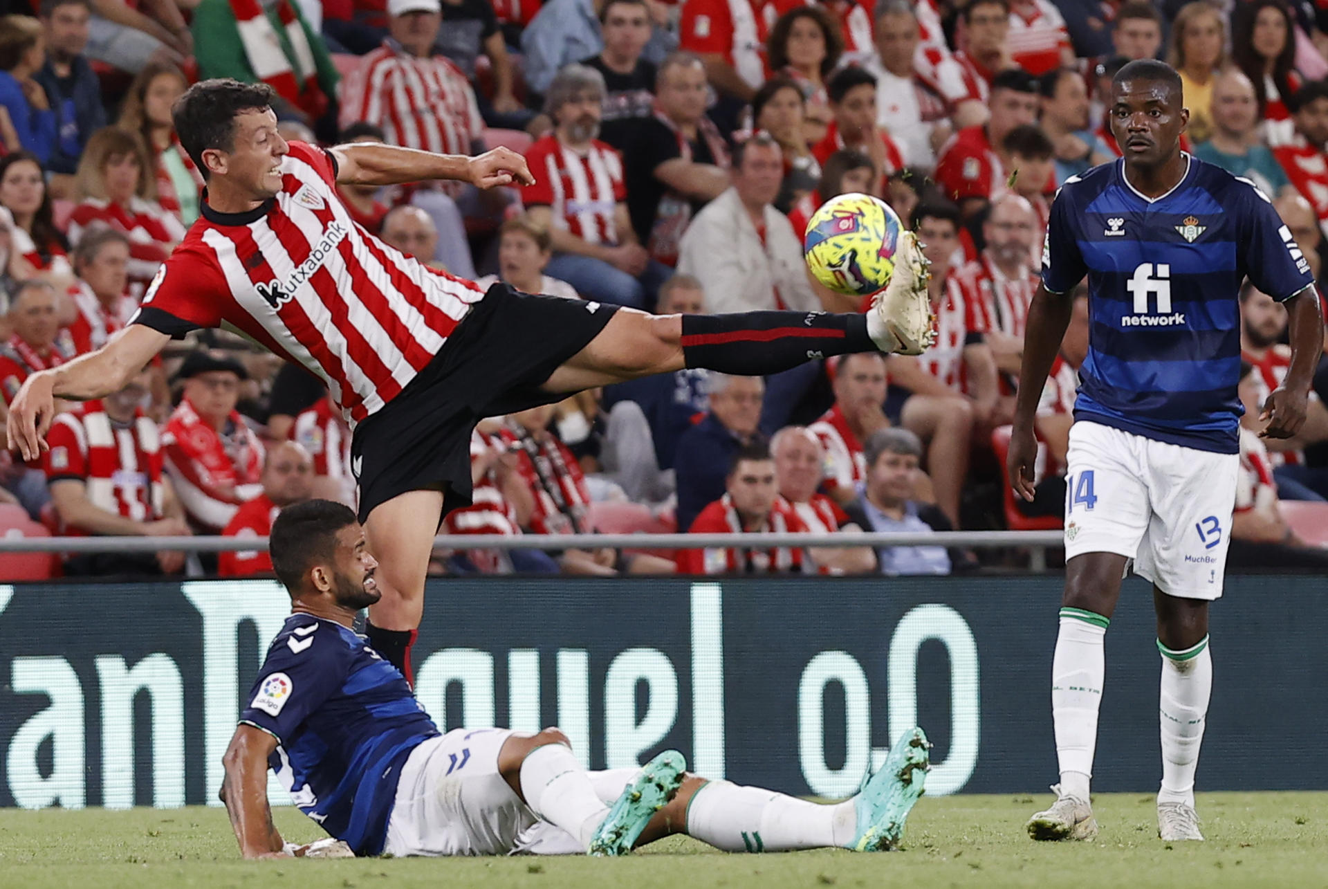 El centrocampista del Athletic Mikel Vesga (i, arriba) pelea un balón con William José, del Betis, durante el partido de la jornada 33 de LaLiga en el estadio de San Mamés, en Bilbao. EFE/Miguel Toña
