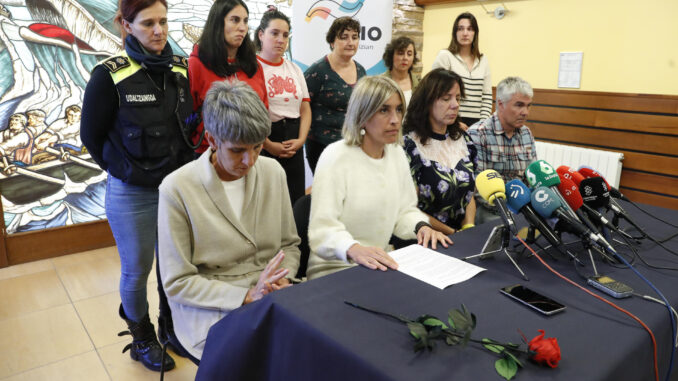 La alcaldesa de Orio, Anuska Esnal Oliden (c), acompañada de miembros de la corporación y de trabajadores municipales, ofrece este miércoles una conferencia de prensa en el consistorio de la localidad. EFE/Juan Herrero
