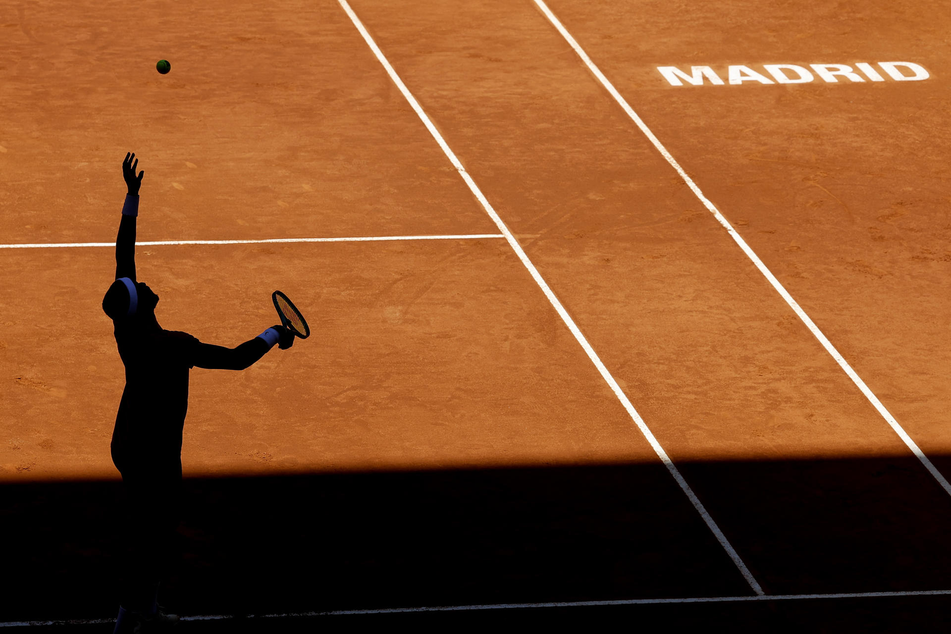 El tenista estadounidense Frances Tiafoe sirve la bola contra el argentino Pedro Cachín durante el partido de dieciseisavos de final que les enfrentó en el Mutua Madrid Open de tenis que se celebra en la Caja Mágica en Madrid. EFE/Chema Moya
