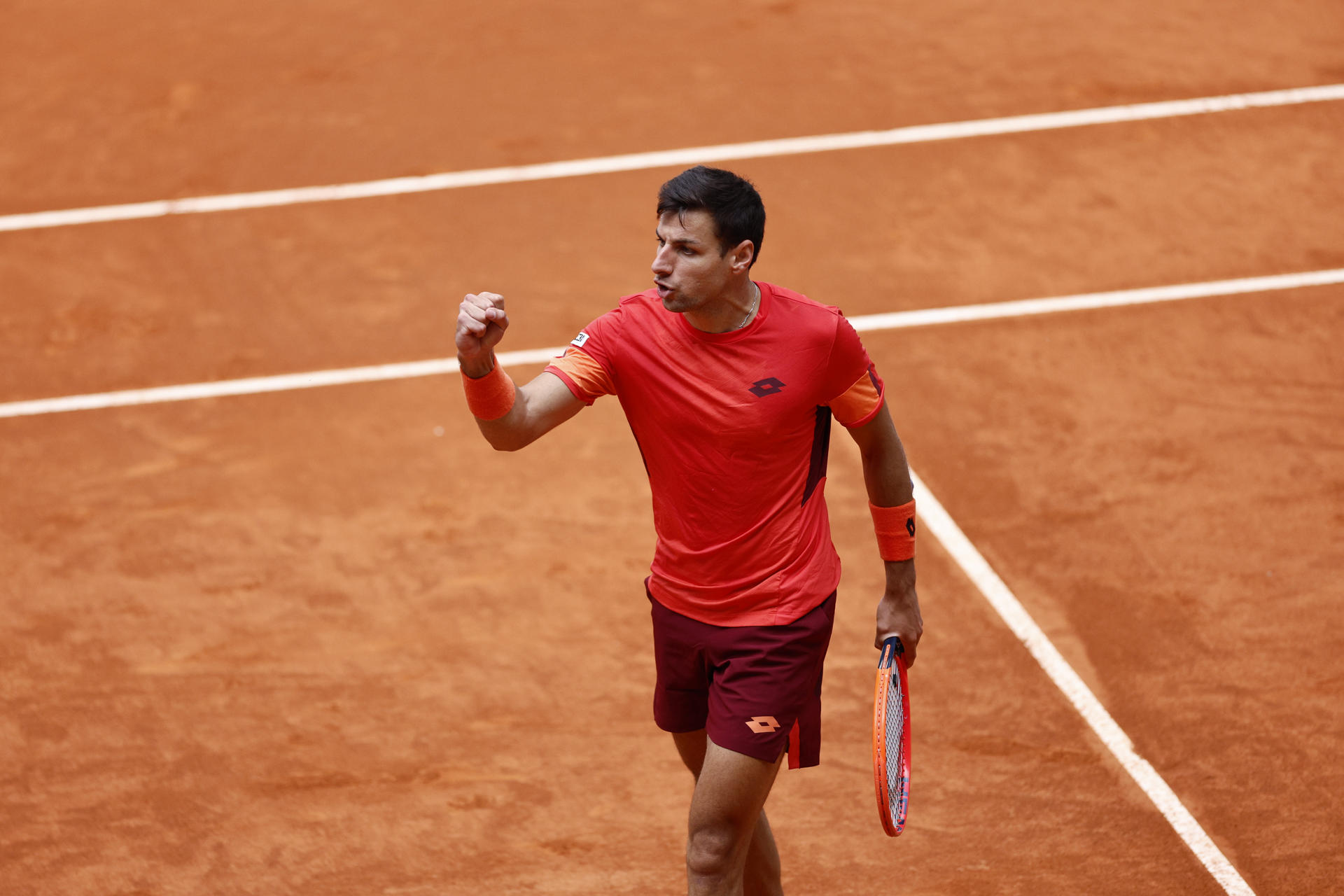 El tenista español Bernabé Zapata celebra contra el ruso Roman Safiullin durante el partido de ronda de 32 del Mutua Madrid Open de tenis que se celebra en la Caja Mágica en Madrid. EFE/ Rodrigo Jimenez
