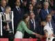 La infanta Sofía saludo al capitán del Real Madrid Karim Benzema antes de recibir la Copa de S.M. El Rey entregada por Felipe VI tras vencer 2-1 a Osasuna en la final de la Copa del Rey de fútbol este sábado en el estadio de La Cartuja de Sevilla. EFE/ José Manuel Vidal