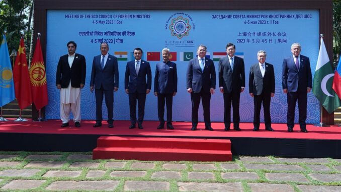 Fotografía grupal proporcionada por el Ministerio de Relaciones Exteriores de la India de los titulares de Exteriores de Pakistán, Rusia, Uzbekistán, la India, Kazajistán, China, Kirguistán y Tayikistán, durante la reunión de la Organización de Cooperación de Shanghai (OCS) en Goa, India, este viernes. EFE/EPA/INDIAN MINISTRY OF EXTERNAL AFFAIRS / HANDOUT BEST QUALITY AVAILABLE HANDOUT EDITORIAL USE ONLY/NO SALES
