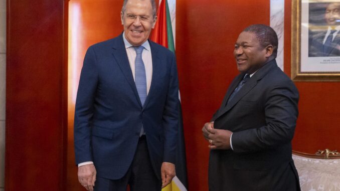 El ministro ruso de Asuntos Exteriores, Serguéi Lavrov, (izquierda) con el presidente de Mozambique, Filipe Jacinto Nyusi, este 31 de mayo en Maputo. EFE/EPA/RUSSIAN FOREIGN MINISTRY PRESS SERVICE HANDOUT HANDOUT EDITORIAL USE ONLY/NO SALES
