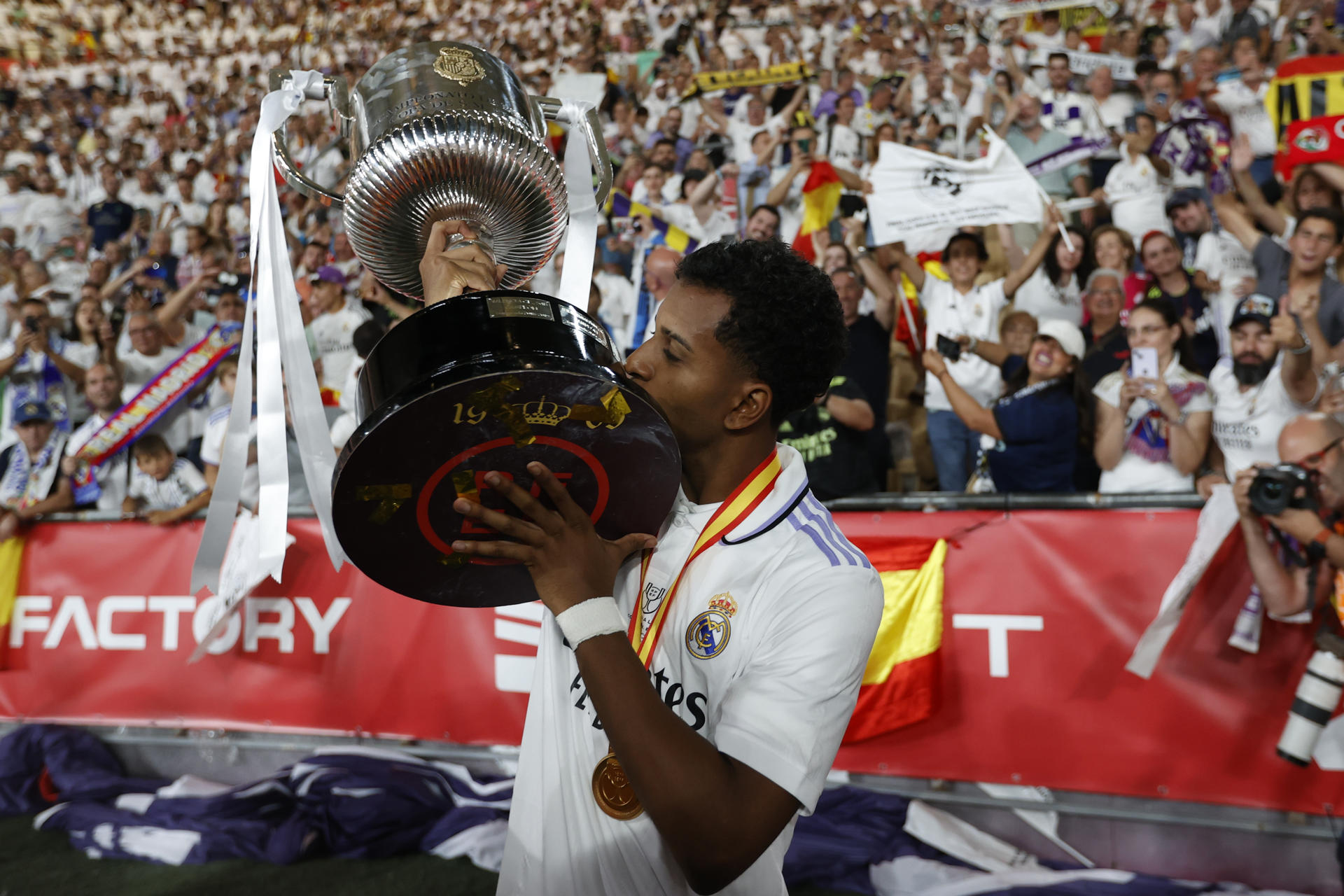 El delantero brasileño Rodrygo Goes, autor de los dos goles del Real Madrid que le han dado la victoria ante Osasuna, besa la Copa del Rey tras la final disputada en el estadio de La Cartuja de Sevilla. EFE/Julio Muñoz
