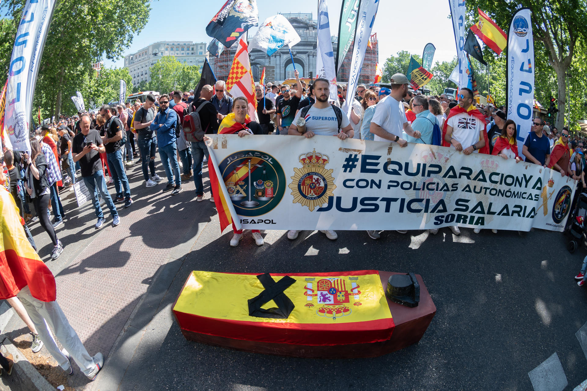 Manifestación convocada por las organizaciones mayoritarias de la Policía Nacional, Jupol, y de la Guardia Civil, Jucil, para reclamar una modificación normativa que evite la pérdida de poder adquisitivo de ambos colectivos, este sábado, en Madrid. EFE/ Fernando Villar
