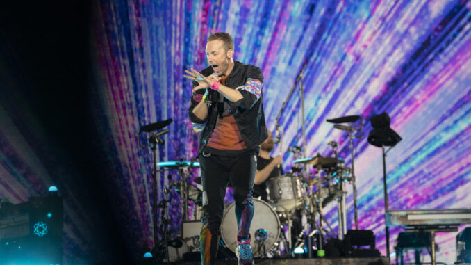 El cantante de la banda británica, Coldplay, Chris Martin, durante el concierto que han ofrecido este miércoles en el Estadio Olímpico de Barcelona, incluido en su gira internacional "Music of the Spheres World Tour". EFE/Marta Pérez.
