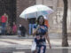 En la imagen de archivo, una mujer se protege de la lluvia con un paraguas en la calle Trapería de Murcia. EFE/Marcial Guillén