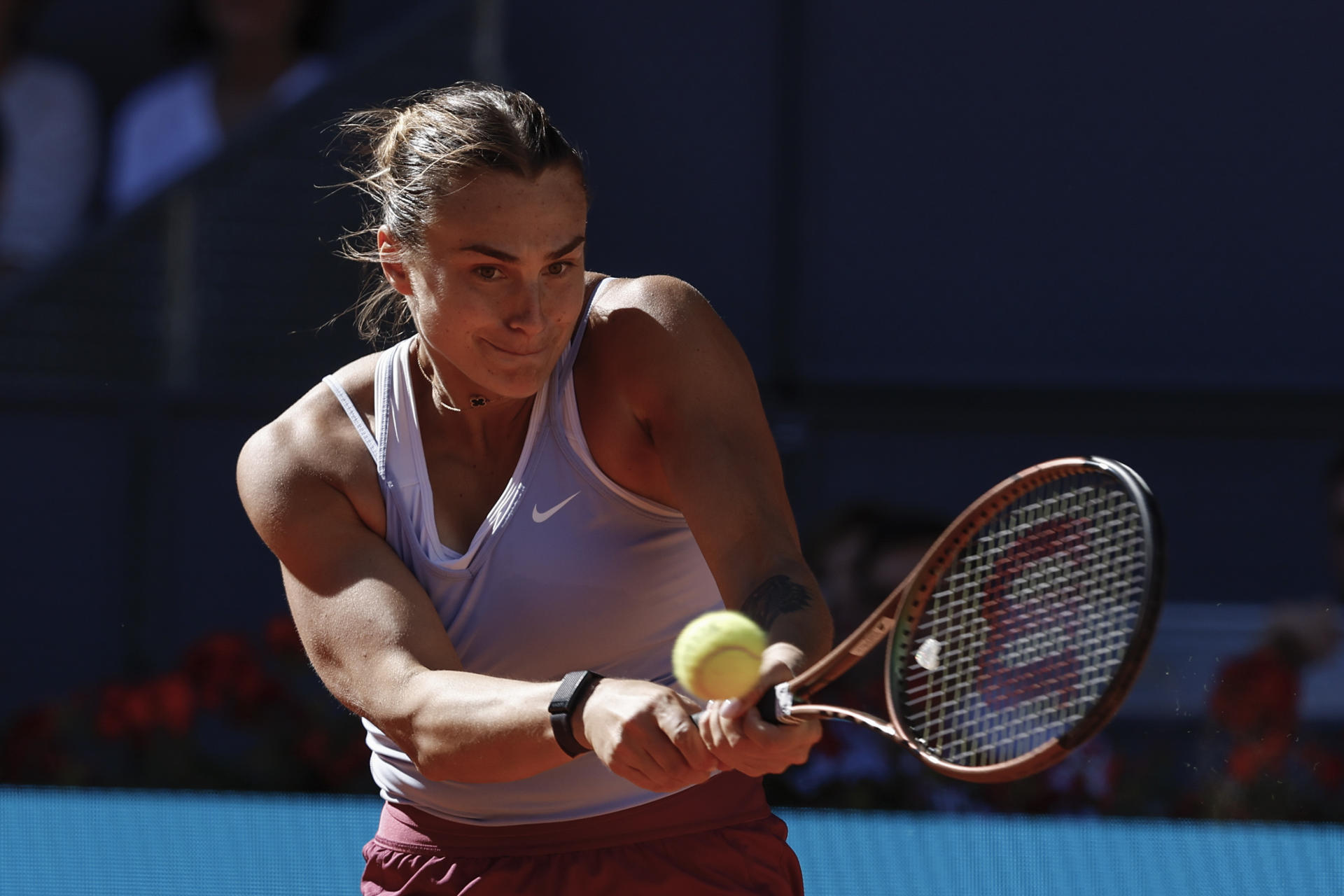 La tenista bielorrusa Aryna Sabalenka devuelve la bola a la griega María Sákkari durante su partido de semifinales del Mutua Madrid Open de tenis, este jueves en la Caja Mágica, en Madrid. EEFE/ Chema Moya
