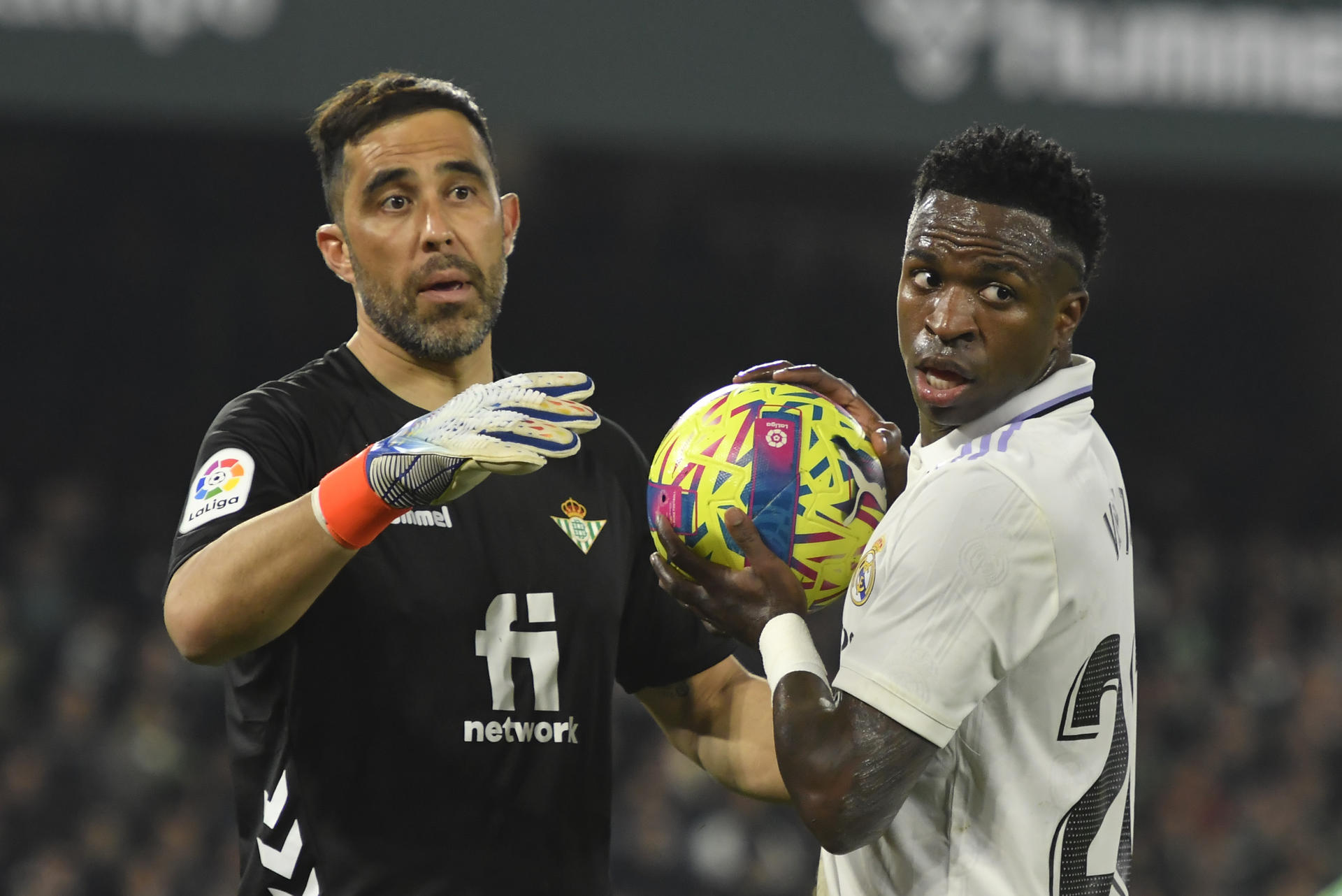 El delantero del Real Madrid Vinicius y el portero del Betis Claudio Bravo, en una foto de archivo. EFE/Raúl Caro
