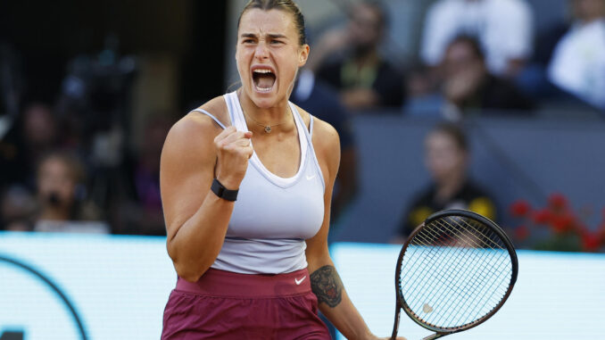 La tenista bielorrusa Aryna Sabalenka celebra ante la polaca Iga Swiatek, durante la final del Mutua Madrid Open de tenis que disputaron en la Caja Mágica, en Madrid. EFE/ Chema Moya
