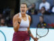 La tenista bielorrusa Aryna Sabalenka celebra ante la polaca Iga Swiatek, durante la final del Mutua Madrid Open de tenis que disputaron en la Caja Mágica, en Madrid. EFE/ Chema Moya