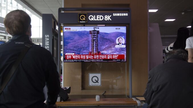 La gente ve las noticias en una estación en Seúl, Corea del Sur, sobre el lanzamiento por Corea del Norte de un satélite espía militar, en la madrugada del 31 de mayo. EFE/EPA/JEON HEON-KYUN
