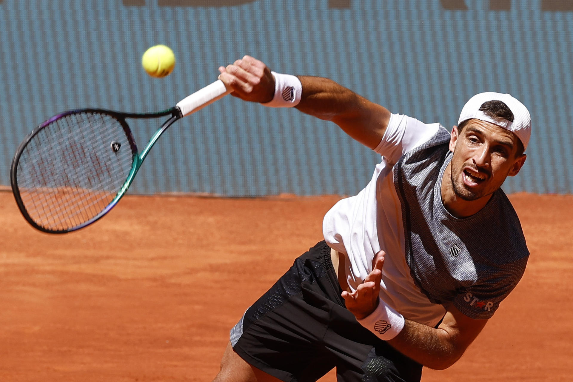 El tenista argentino Pedro Cachín sirve la bola contra el estadounidense Frances Tiafoe durante el partido de dieciseisavos de final que les enfrentó en el Mutua Madrid Open de tenis que se celebra en la Caja Mágica en Madrid. EFE/Chema Moya
