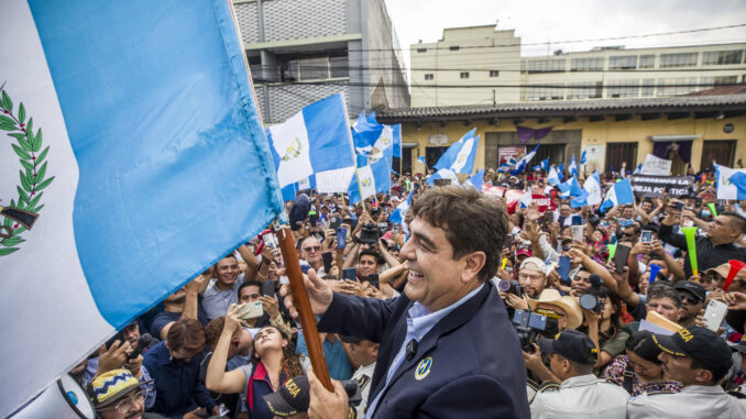 Image de archivo de personas muestran su apoyo a Carlos Pineda en Ciudad de Guatemala (Guatemala). EFE/ Esteban Biba
