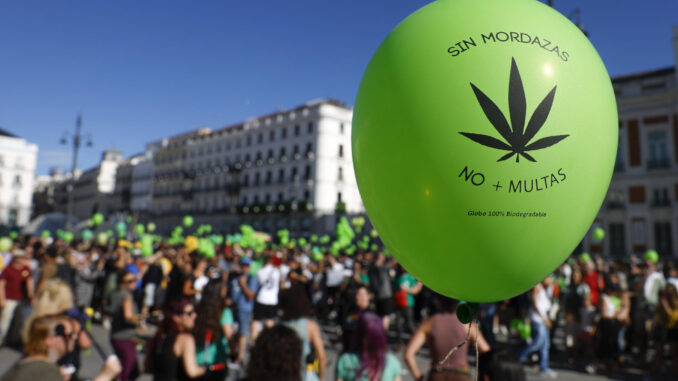 Vista de la Marcha Mundial de la Marihuana, este sábado en la Puerta del Sol en Madrid, para exigir la legalización del cannabis. EFE/JJ Guillén
