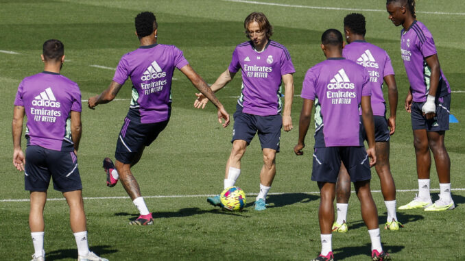 El centrocampista croata del Real Madrid Luka Modric (c), durante un entrenamiento en la Ciudad Deportiva de Valdebebas, en una foto de archivo.-EFE/Chema Moya
