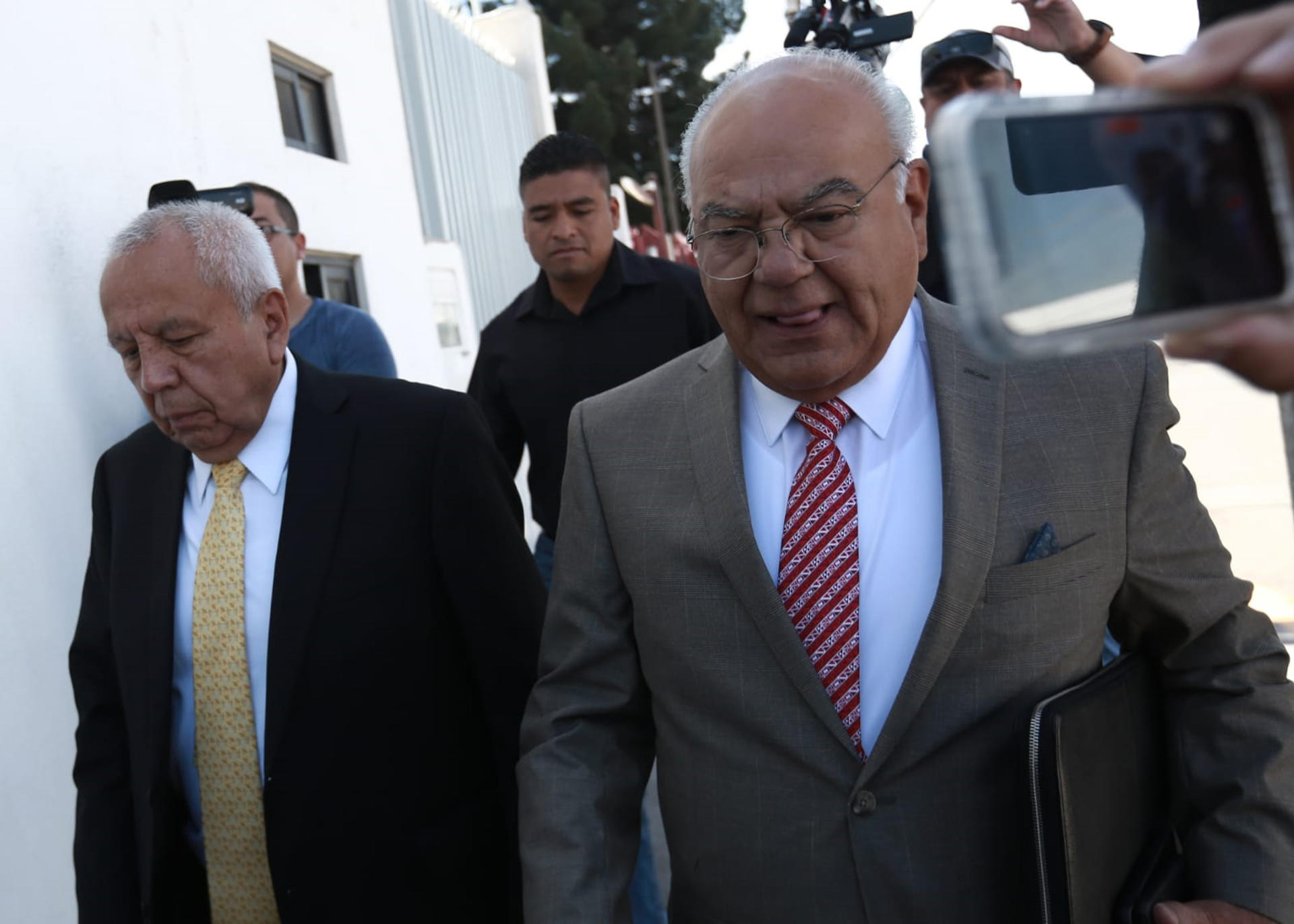 El director del Instituto Nacional de Migración (INM) de México, Francisco Garduño (i), a su llegada hoy, a los juzgados federales en Ciudad Juárez, estado de Chihuahua (México). EFE/Luis Torres
