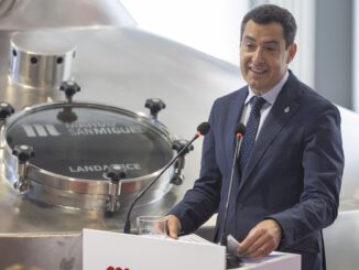 El presidente de la Junta de Andalucía Juanma Moreno, durante la visita realizada este viernes a la fábrica de cerveza de Mahou San Miguel en Málaga para conocer los avances del Plan de Inversión puesto en marcha por la compañía cervecera. EFE/ Álvaro Cabrera