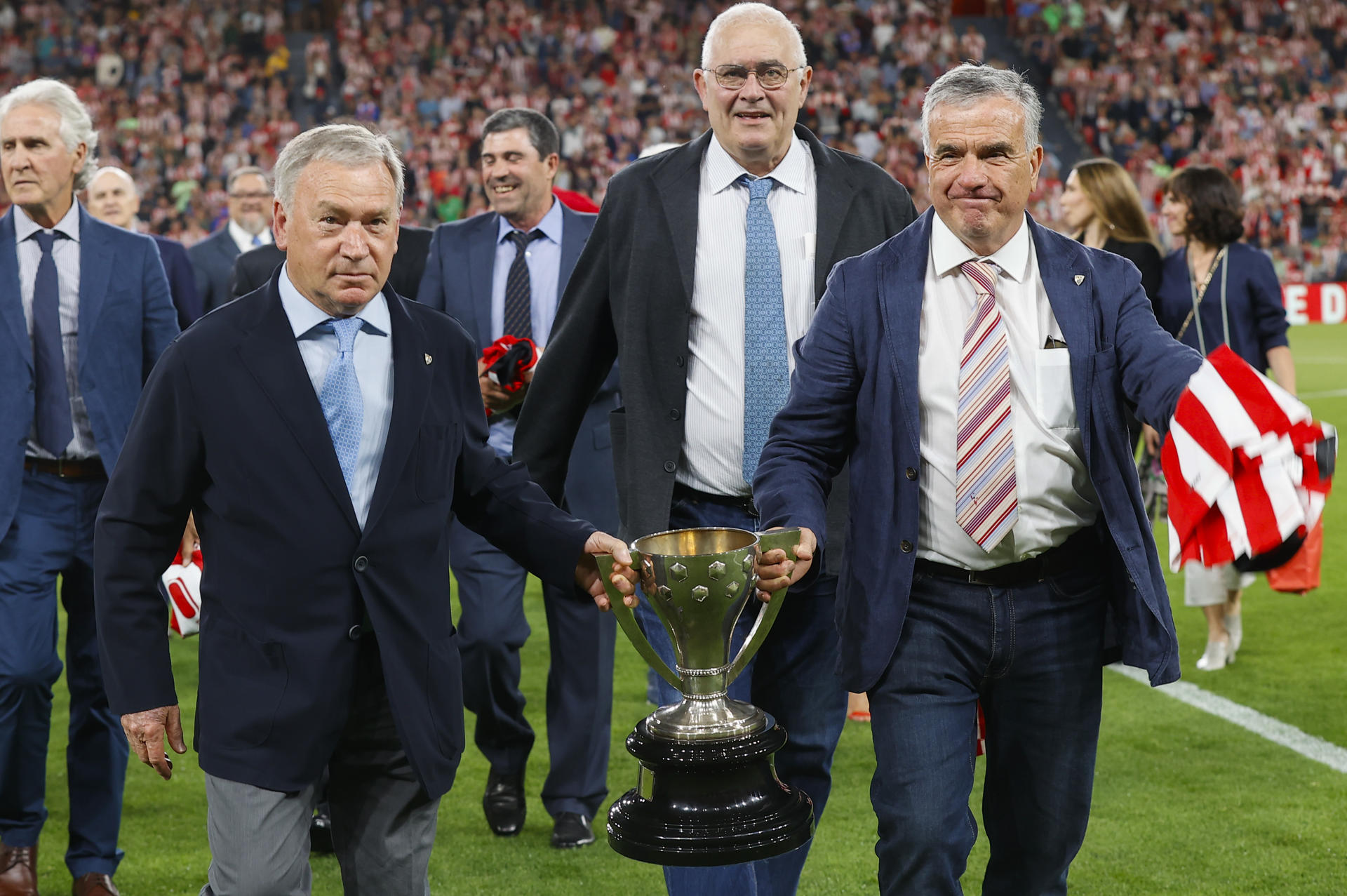 Homenaje al Athletic campeón 82/83 antes del partido de la jornada 33 de LaLiga entre el Athletic Club y el Real Betis en el estadio de San Mamés, en Bilbao. EFE/Miguel Toña
