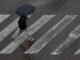 Una persona se protege de la lluvia con un paraguas cuando la semana comienza en la Comunitat Valenciana con el cielo nuboso en la mitad sur. EFE/Kai Försterling