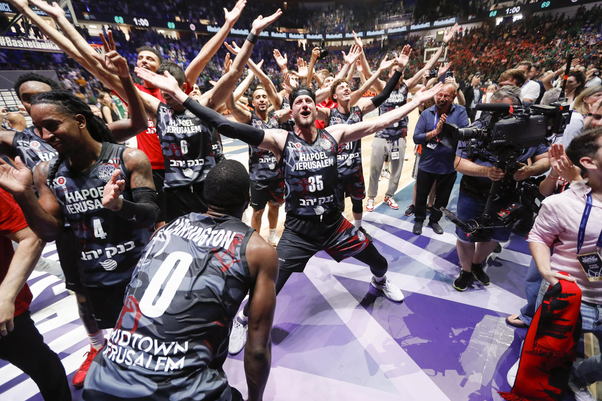 Los jugadores del Hapoel Jerusalem celebran el pase a la final tras su victoria en la primera semifinal de la Liga de Campeones FIBA ante Lenovo Tenerife, hoy viernes en el Palacio de los Deportes José María Martín Carpena, en Málaga. EFE/Jorge Zapata
