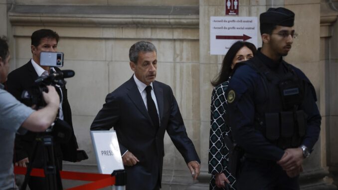 El expresidente francés Nicolas Sarkozy (C) llega al juzgado de París. EFE/EPA/YOAN VALAT
