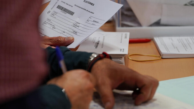 Imagen del pasado domingo de los miembros de una mesa electoral durante el recuento de votos. EFE/Nacho Gallego
