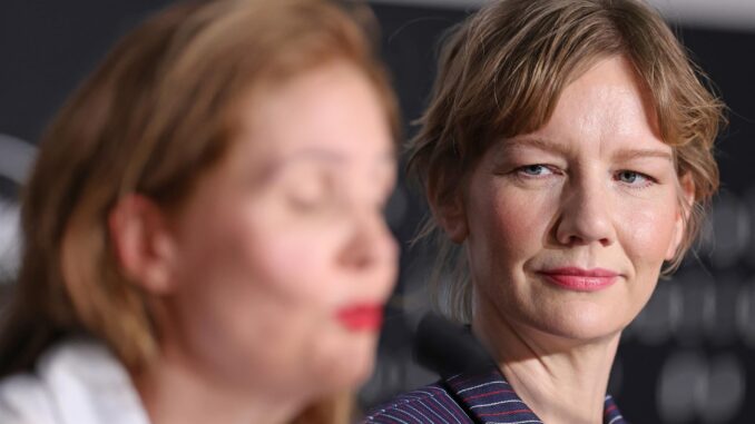 La actriz Sandra Hüller (derecha), junto a la directora Justine Triet durante la presentación de la película "Anatomía de una caída" en el Festival de Cine de Cannes, en esta ciudad francesa. EFE/EPA/Andreas Rentz
