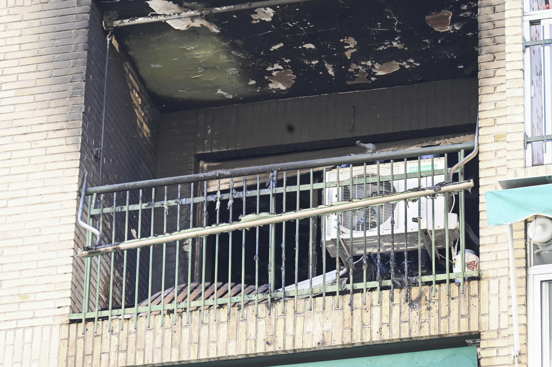 Un niño de seis años ha muerto esta madrugada en el incendio de una vivienda en Granada y su madre ha resultado herida con pronóstico grave, según informa Emergencias 112 Andalucía. En la imagen, detalle de la terraza de la vivienda en la que se ha producido el incendio, en la calle Circunvalación del barrio de la chana, en Granada. EFE/Miguel Ángel Molina
