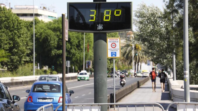 Un termómetro de calle marca 38 grados en Córdoba, en una imagen de archivo. EFE/Salas
