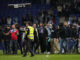 Cientos de aficionados invaden el campo al término del partido que el RCD Espanyol y el FC Barcelona en el RCDE Stadium de Cornellá de Llobregat (Barcelona). EFE/ Alejandro Garcia