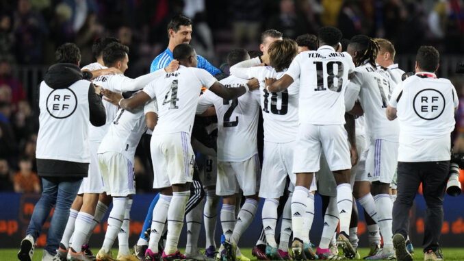 Los jugadores del Real Madrid celebran su pase a la final de la Copa del Rey. EFE/ Siu Wu
