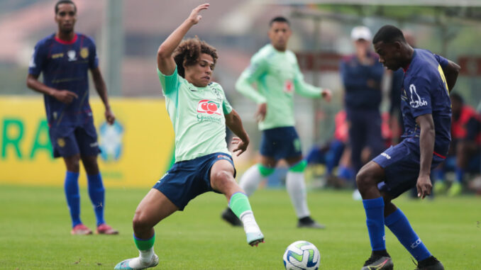 Guilherme Biro (i) de la selección brasileña sub-20 disputa el balón durante un partido de entrenamiento contra Madureira en la Granja Comary en Teresópolis (Brasil). EFE/André Coelho
