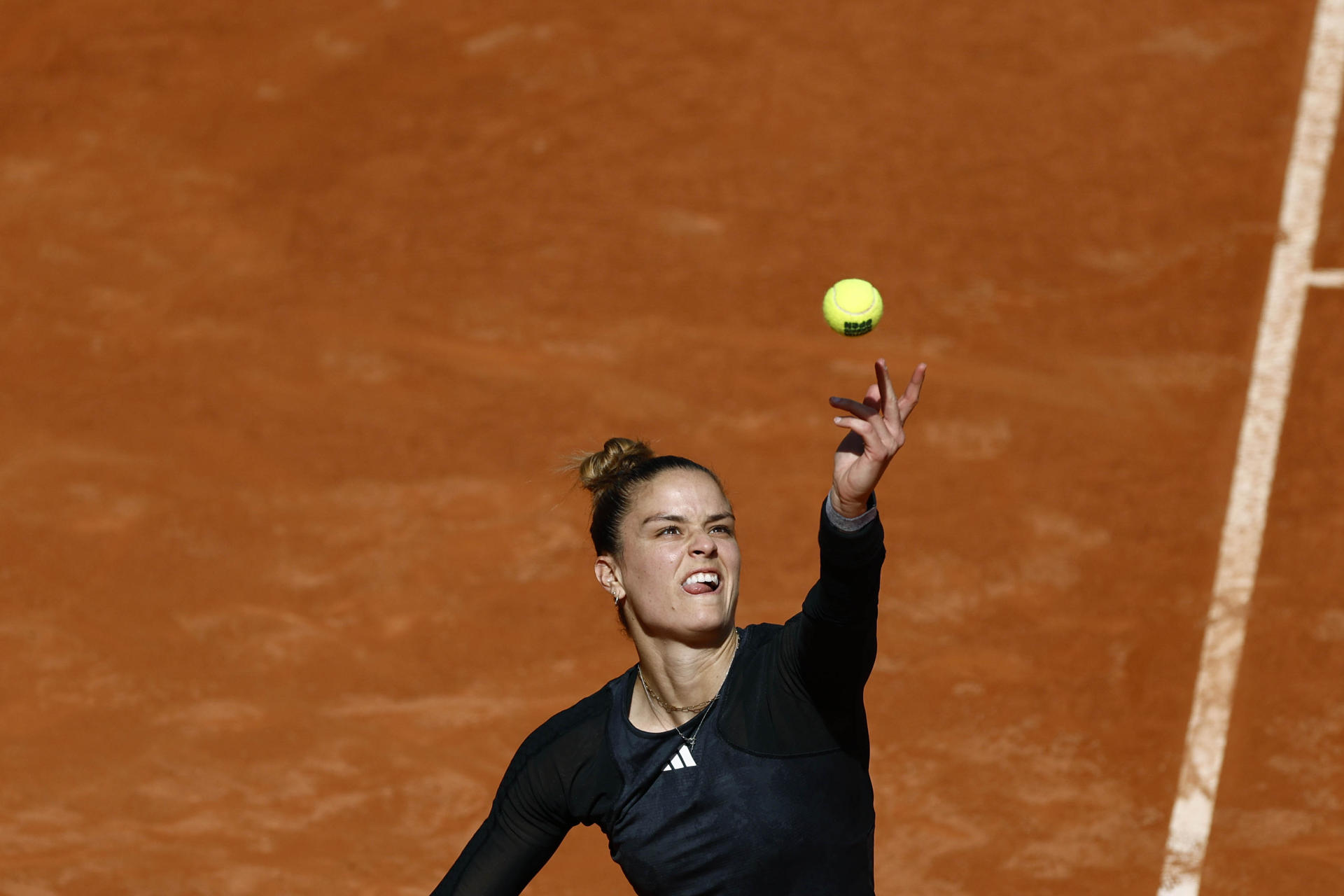 La tenista griega María Sákkari saca contra la española Paula Badosa durante el partido de octavos de final que enfrenta a ambas en el Mutua Madrid Open de tenis que se celebra en la Caja Mágica en Madrid. EFE/ Rodrigo Jimenez
