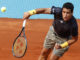 El tenista español Jaume Munar sirve la bola contra el alemán Daniel Altmaier durante su partido de octavos de final del Mutua Madrid Open de tenis disputado en la Caja Mágica en Madrid. EFE/ Chema Moya