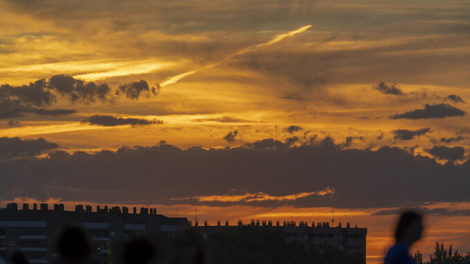 Nubes en el atardecer sobre el puente de Santiago de Zaragoza, este jueves. EFE/JAVIER BELVER
