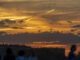 Nubes en el atardecer sobre el puente de Santiago de Zaragoza, este jueves. EFE/JAVIER BELVER