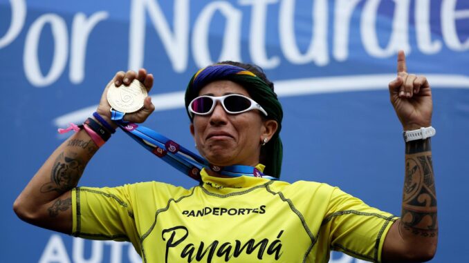 Silvana Lima, de Brasil, recibió medalla oro en el cierre del Panamericano de Surf, hoy en la playa de Santa Catalina (Panamá). EFE/ Carlos Lemos
