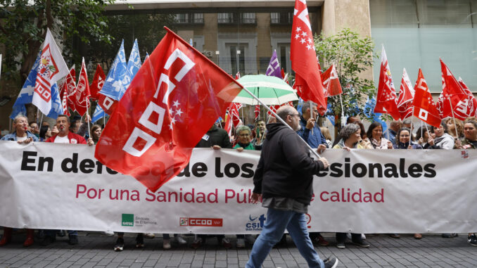 MADRID, 26/05/2023.- El personal del servicio madrileño de salud se concentra este viernes ante la Consejería de Sanidad para reivindicar, entre otras demandas, la jornada de 35 horas. EFE/ Mariscal
