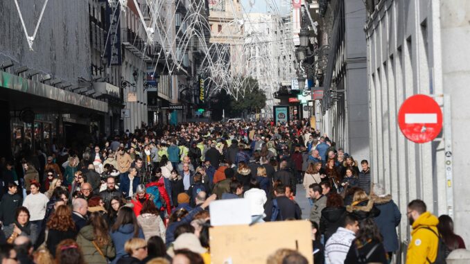 El 26 % de la población española vive en grandes ciudades, que tienen mayor oferta de empleo pero vivienda cara, y ese porcentaje crece notablemente si atendemos a la emigración hacia los alrededores de urbes como Madrid, Sevilla o Málaga. EFE/Julio Gandul
