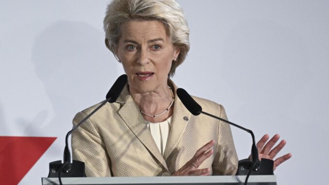 Fotografía de archivo de la presidenta comunitaria, Ursula von der Leyen. EFE/EPA/MARTIN DIVISEK
