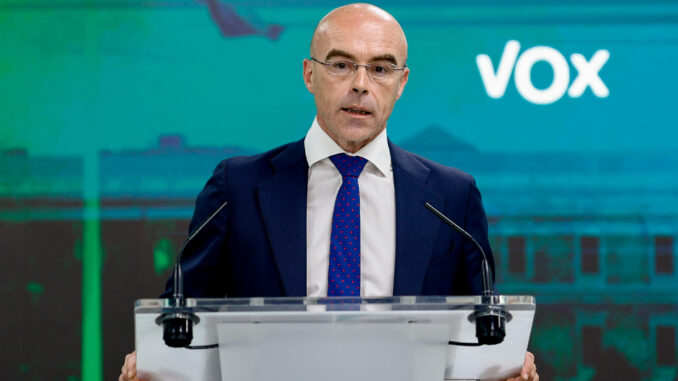 El portavoz de Vox, Jorge Buxadé durante una rueda de prensa celebrada este lunes en la sede del partido en Madrid. EFE/Rodrigo Jiménez
