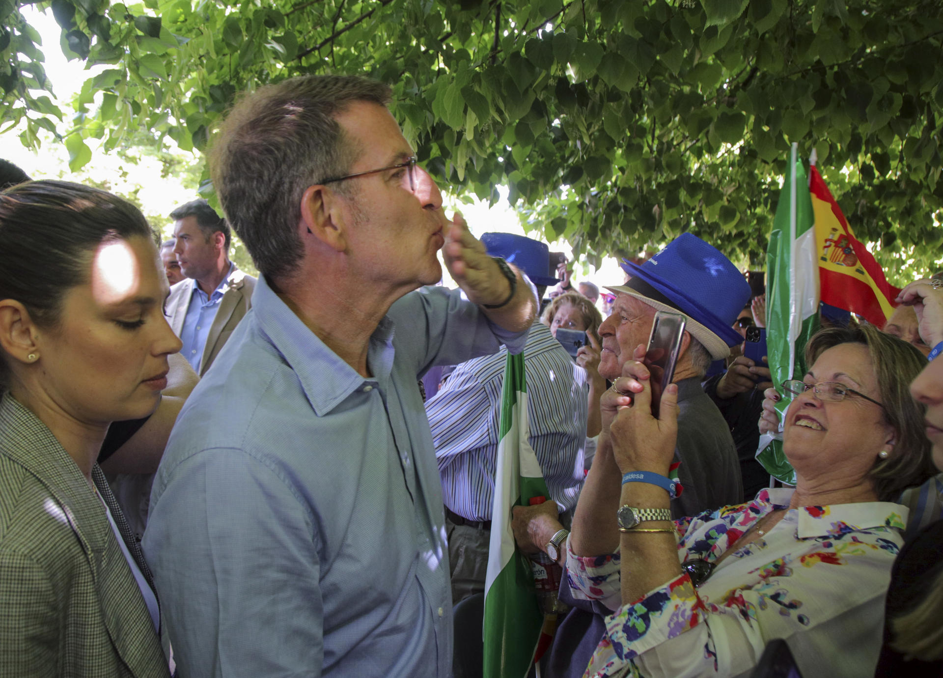 El presidente del Partido Popular, Alberto Núñez Feijóo, saluda a un grupo de simpatizantes antes de participar, este sábado, en el mitin del PP que ha tenido lugar en el Parque García Lorca de Granada en apoyo a la candidatura a la alcaldía de Marifran Carazo. EFE/Pepe Torres
