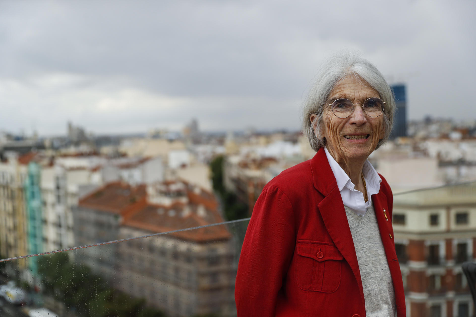 La escritora estadounidense Donna Leon, durante una entrevista con EFE este viernes, el día antes de que firme en la Feria del Libro de Madrid su nuevo libro, de la saga del comisario Brunetti, "Cosecharás tempestades". EFE/J.P. Gandul
