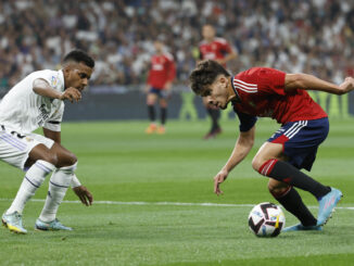 El centrocampista marroquí de Osasuna, Ez Abde, con el balón ante el delantero brasileño del Real Madrid, Rodrygo en una foto de archivo. EFE / Chema Moya.