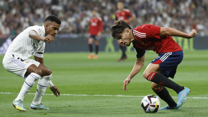 El centrocampista marroquí de Osasuna, Ez Abde, con el balón ante el delantero brasileño del Real Madrid, Rodrygo en una foto de archivo. EFE / Chema Moya.
