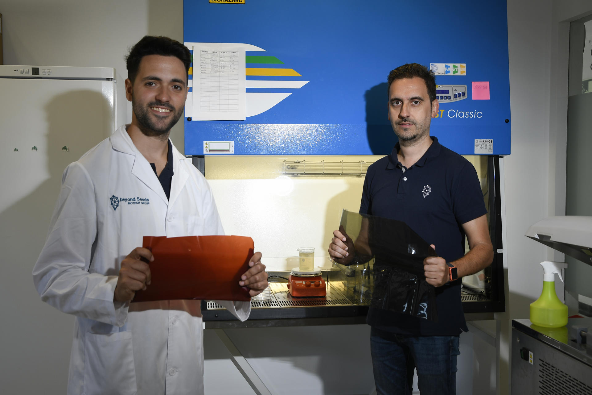 El investigador José Ángel Moro (i) junto al el responsable de Marketing y Desarrollo de Producto de Beyond Seeds, Alfredo Sánchez (d) sostienen un bioplástico desarrollado por la empresa almeriense en sus instalaciones. Agarene es el nombre comercial con el que el grupo ‘Beyond Seeds’ ha bautizado al Acetato de agarosa, un bioplástico que puede ser utilizado en estado líquido o sólido, en combinación con otros compuestos químicos o naturales, sin limitación en sus materias primas y totalmente reciclable. EFE / Carlos Barba
