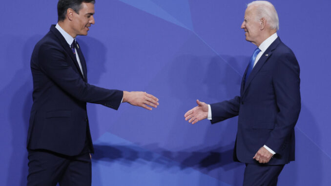 El presidente del Gobierno, Pedro Sánchez, saluda al presidente de los Estados Unidos, Joe Biden, durante la cumbre de la OTAN celebrada en Madrid en junio de 2022. EFE/Juanjo Martín.
