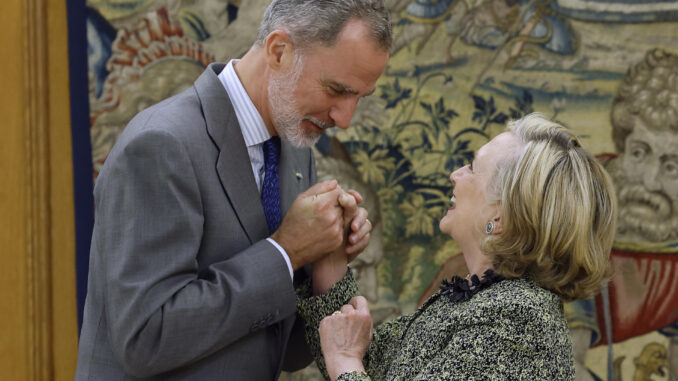 El rey Felipe VI saluda a la exsecretaria de Estado de Estados Unidos Hillary Clinton antes de mantener un encuentro en el Palacio de la Zarzuela de Madrid este miércoles en el marco de la visita de Clinton a España. EFE/ Chema Moya
